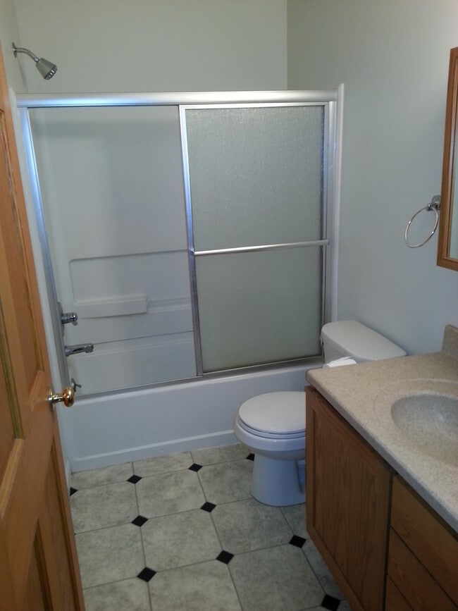 Photo - DOWNTOWN 4 BEDROOM DUPLEX!!! 4 bedroom duplex in DOWNTOWN IOWA CITY!