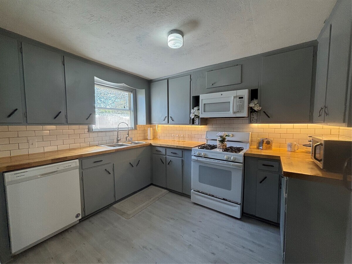 Photo - 301 19th Ave N