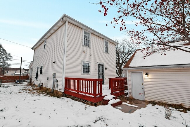 Photo - 834 Baker St