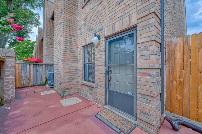 Building Photo - 9850 Pagewood Ln Unit 1507 Rental