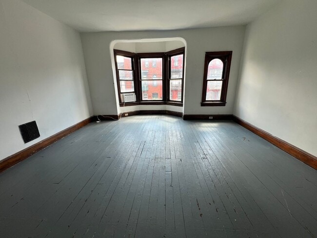 Building Photo - 347 E King St Unit 2nd Floor Rental