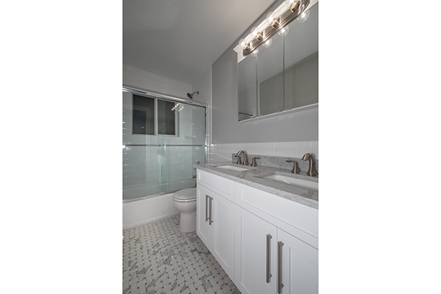 Quartz Vanitytop/Marble Basketweave Floor Tile