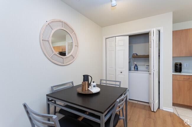 4BR, 4BA - 1364SF - Dining Area