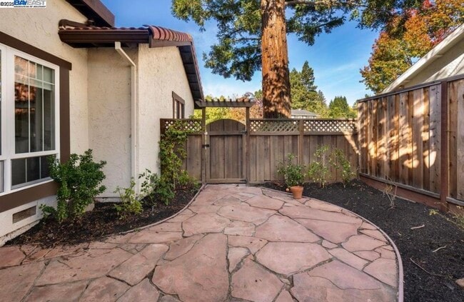 Photo - 725 Old Creek Rd