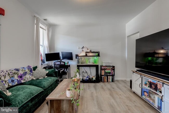 Building Photo - 4001 Cresson St Unit 2