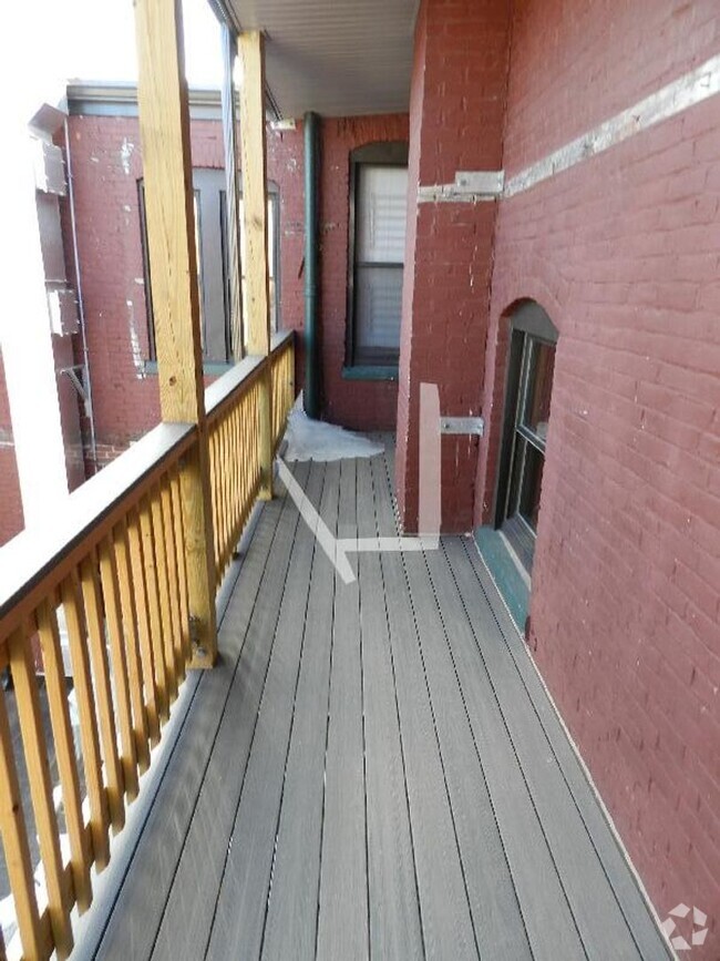 Building Photo - Open Spacious Layout 3 bed 1.5 bath 6/1 Br... Rental