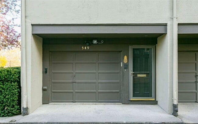 Photo - 549 University Ave