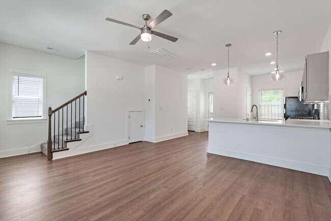 Photo - Spacious 2-bedroom home with Fenced Backyard!