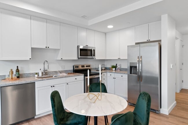 1BR, 1BA - 707SF - Kitchen