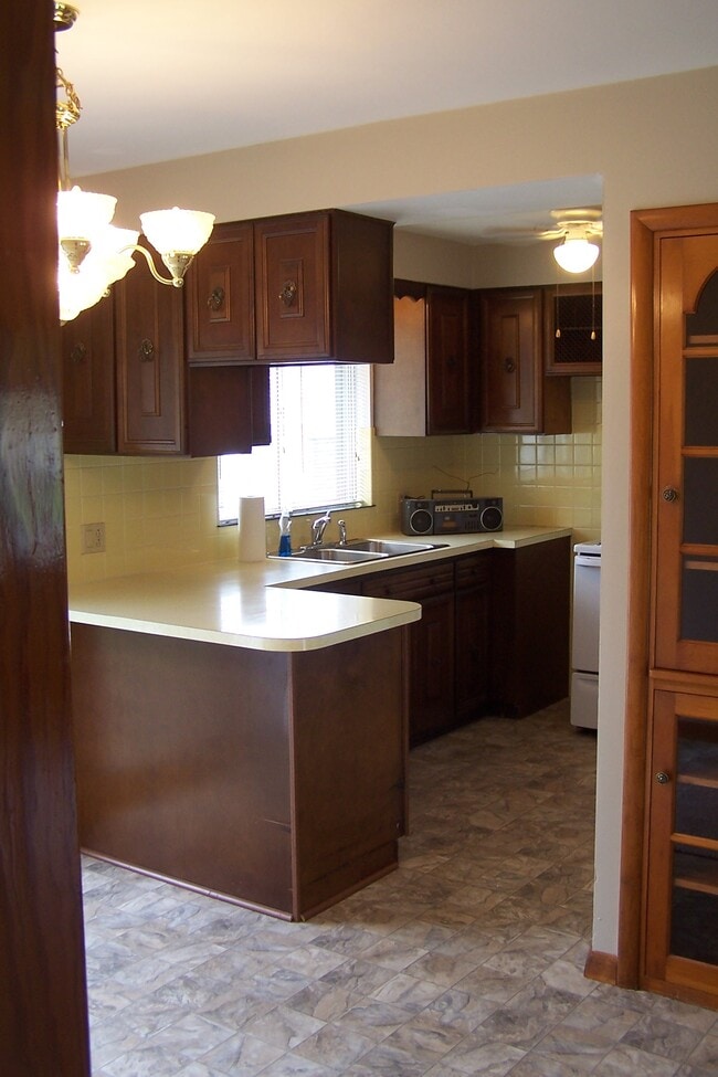 Kitchen - 48 N Brookwood Way
