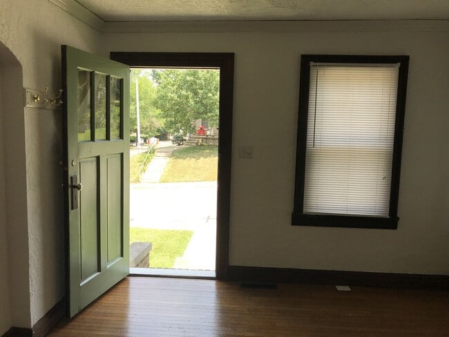 Photo - 402 S Eagleson Ave