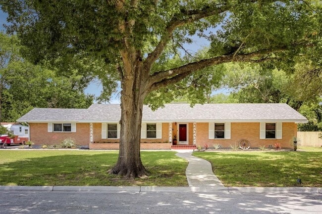 1215 W Live Oak St