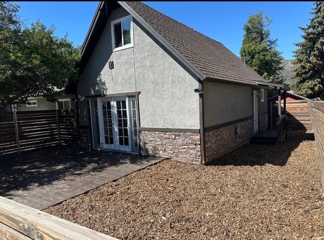 Building Photo - Centrally Located in Big Bear City