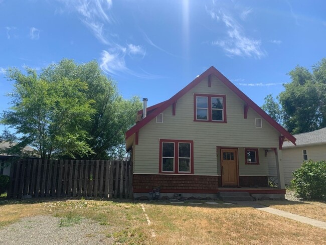 Spacious 3 bedroom home with two separate ... - Spacious 3 bedroom home with two separate ...