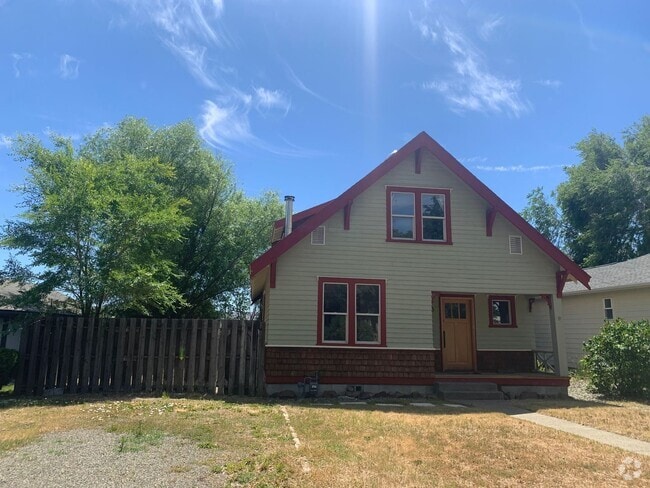 Building Photo - Spacious 3 bedroom home with two separate ...