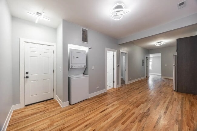 Building Photo - 1742 N California Ave Unit 2R