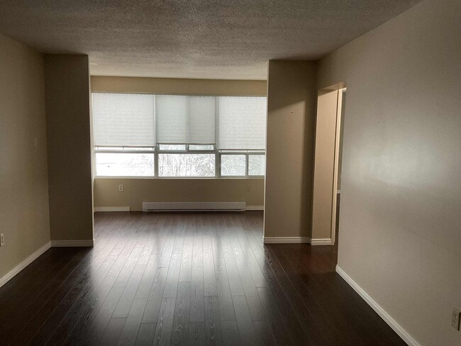 Photo - SPACIOUS ONE BEDROOM IN NORTH LONDON HIGHRISE Unit 606
