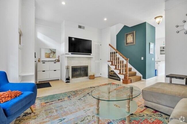 Building Photo - Furnished Pacific Beach Townhome with Priv...