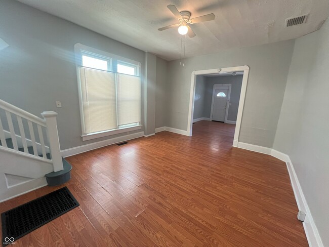 Photo - 2106 Singleton St