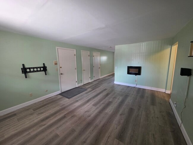 Building Photo - 1803 Mineral Spring Ave Unit B 14