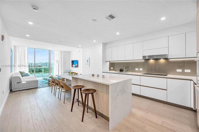 Building Photo - 9201 E Bay Harbor Dr Unit PH809