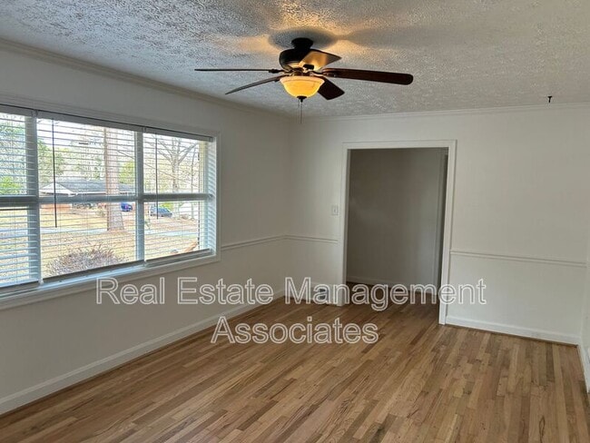 Photo - 216 Hillandale Dr