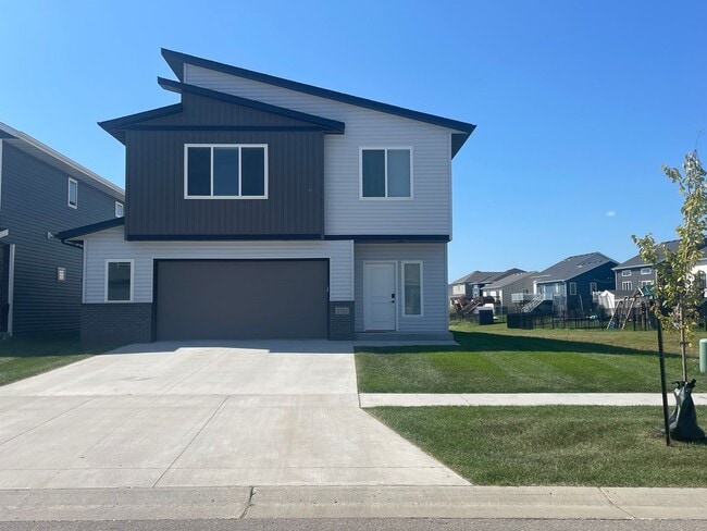 Building Photo - Single Family Home 4bed/3bath 2 stall garage