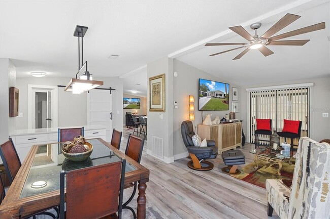 Photo - 720 Orchid St