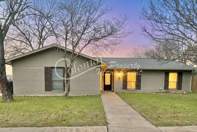 Building Photo - AVAILABLE NOW !