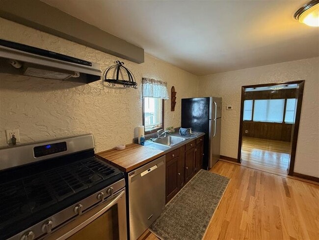 Building Photo - 19 Pitman St Rental
