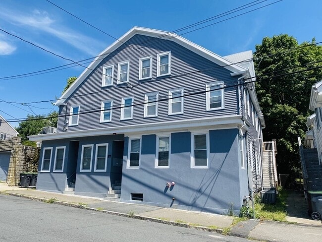 Building Photo - 27 Curve St Unit 1