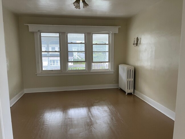 Building Photo - 642 Providence St Unit 2 Rental