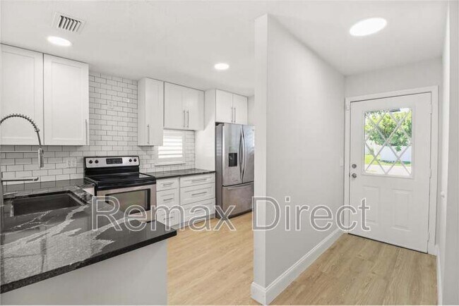 Photo - 4722 Lakeside Cir