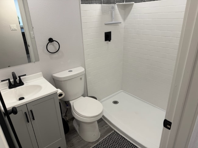 Photo - 800 W 10th St