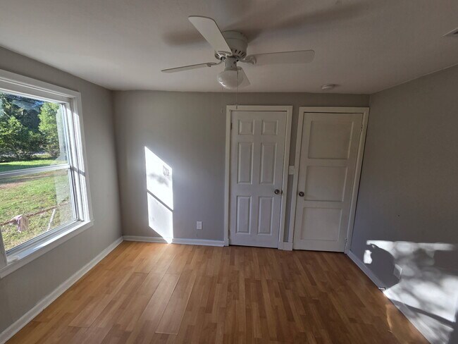 Photo - 2866 Edgewood St