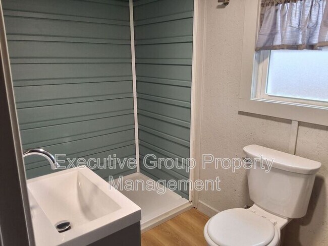 Photo - 1548 Hargan St