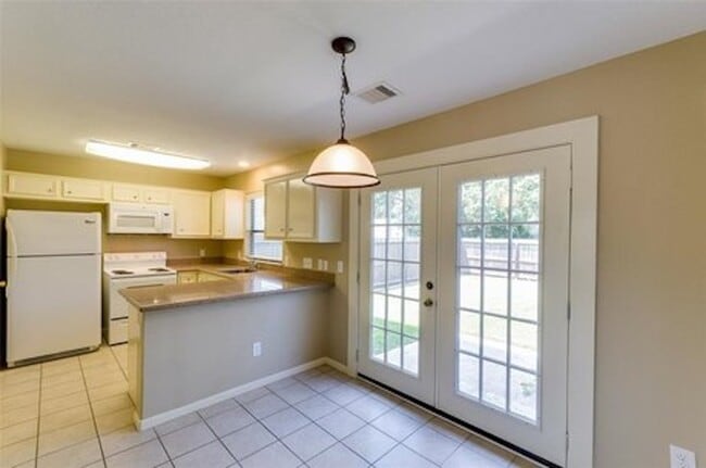 Kitchen - 521 E House St Unit A