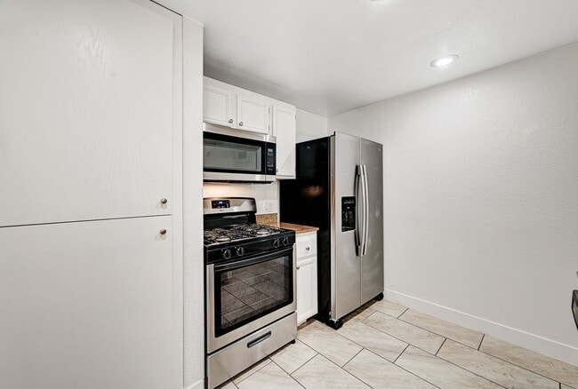 Building Photo - Adorable One Bedroom Walking Distance to L... Rental