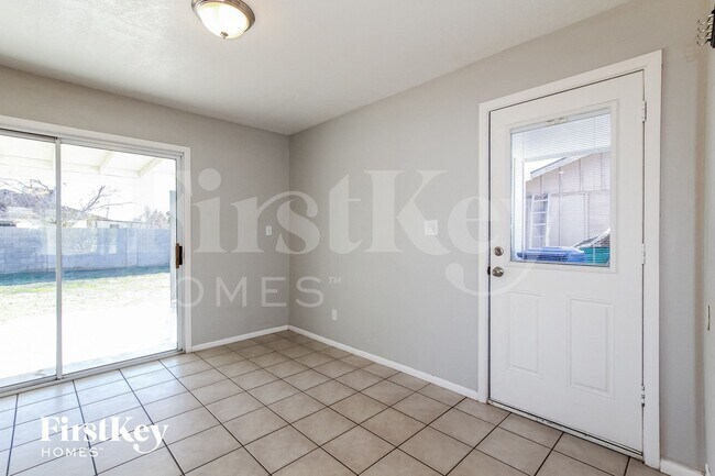2041 W Windrose Dr