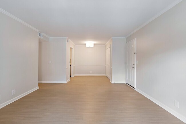 Vista de la sala de estar desde las puertas francesas. - Blythewood Apartments