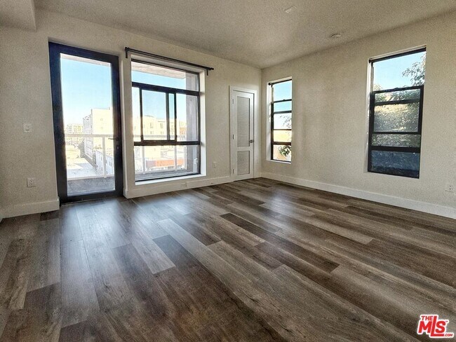 Photo - 723 S St Andrews Pl Unit 401