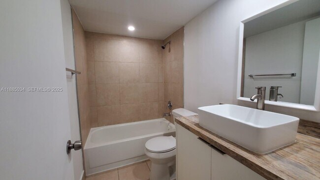 Photo - 8160 Geneva Ct Unidad 104