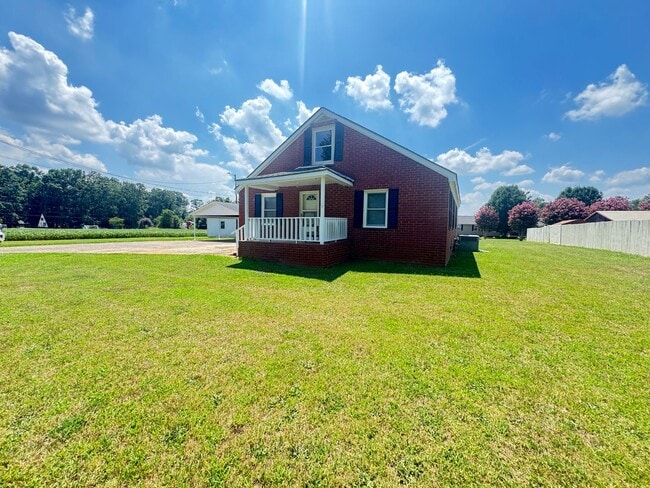 Building Photo - Very Nice Brick Home! Beautiful Country Se...