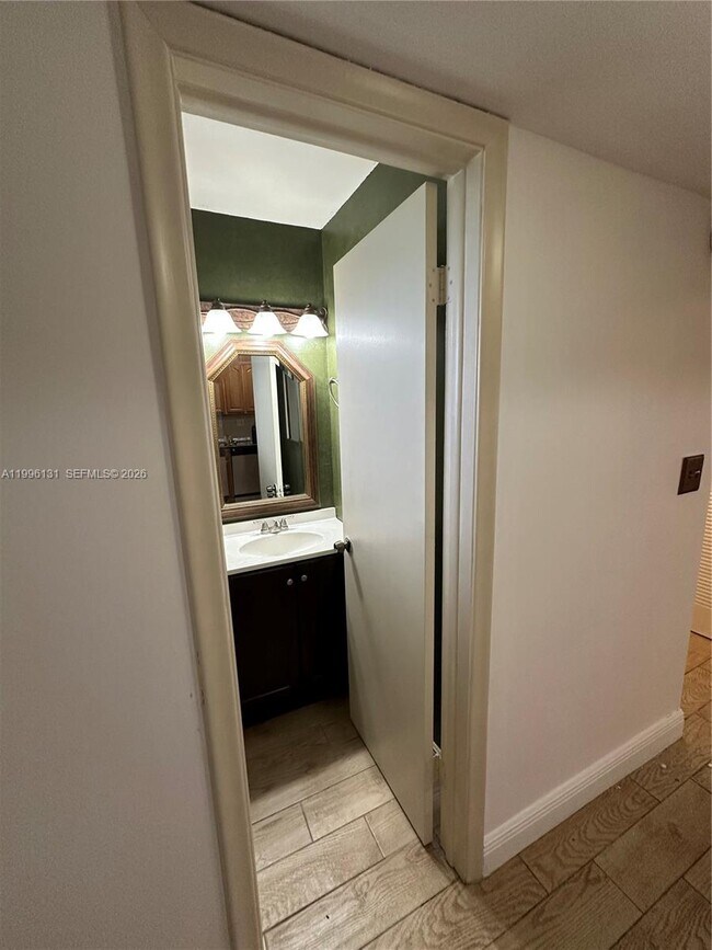 Photo - 4111 Stirling Rd Unit 504