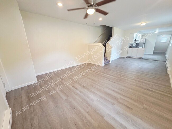 Building Photo - 694 W 8th St Unit 2
