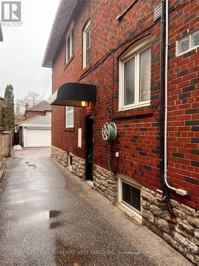 Photo - 900 Avenue Rd