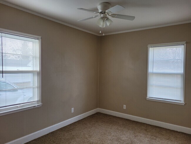 Bedroom - 913 W 5th St S