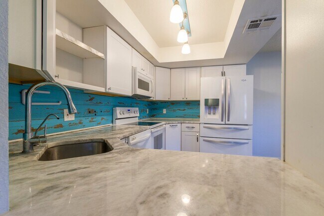 Building Photo - Stunning two bedroom condo!