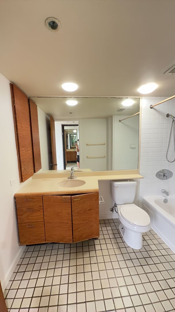 Photo - $2000 1BR/1BA, 1 Covered PKG, in the heart of Honolulu.