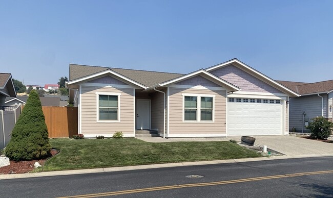 Building Photo - 566 Village Dr
